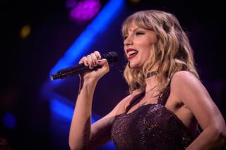 Taylor Swift singing